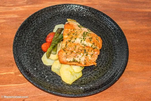 Salmon a la plancha con aceite de ajo y perejil, patatas panaderas y espárragos a la plancha